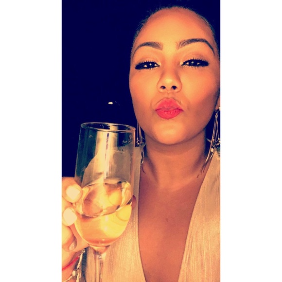 Meet your Posher, Stephanie - Picture 2 of 3